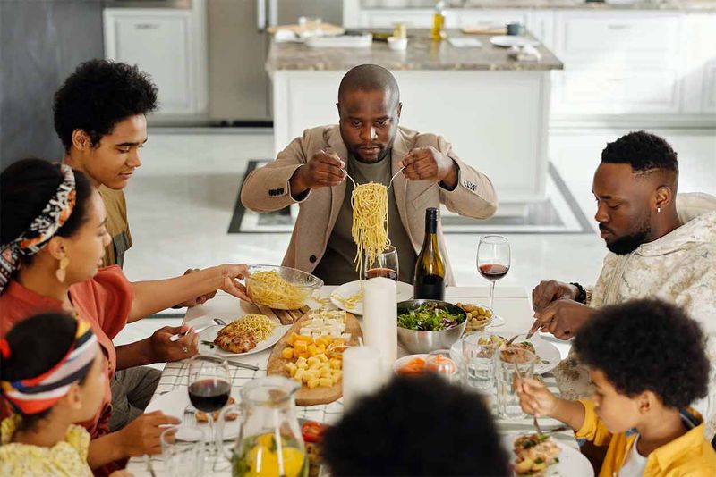 Use utensils and table manners
