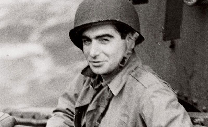 Robert Capa (★ Legendary war photographer)