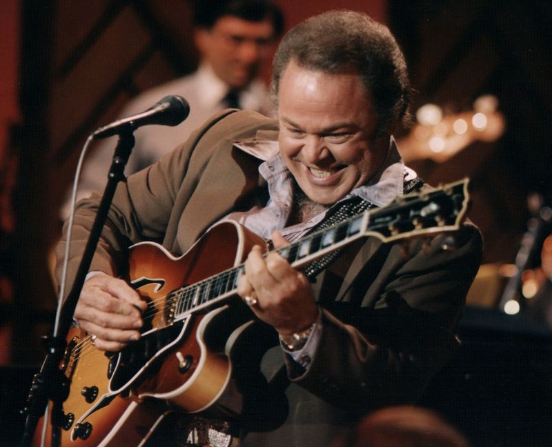 Roy Clark: The Grinning Virtuoso Who Welcomed America to Hee Haw