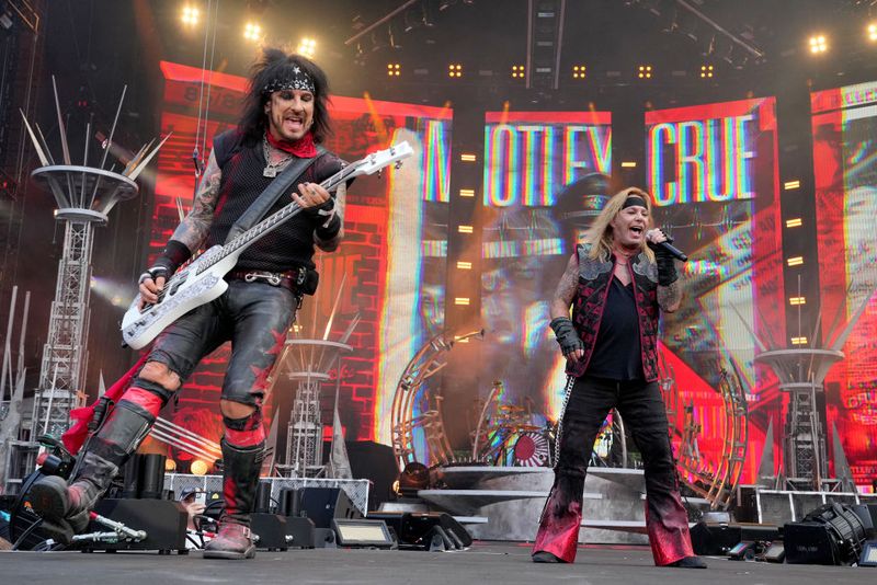 Mötley Crüe - Tearing Up The 'Legally Binding' Contract