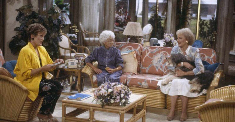 10 Sitcom Props That Quietly Disappeared Without Explanation