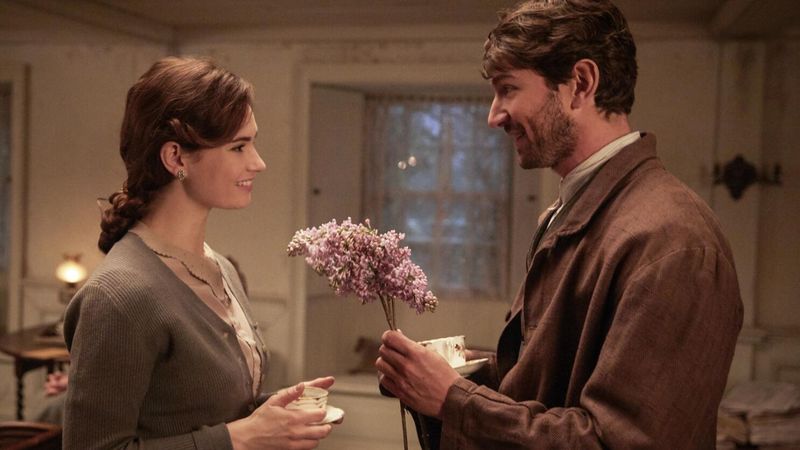 The Guernsey Literary and Potato Peel Pie Society (2018)