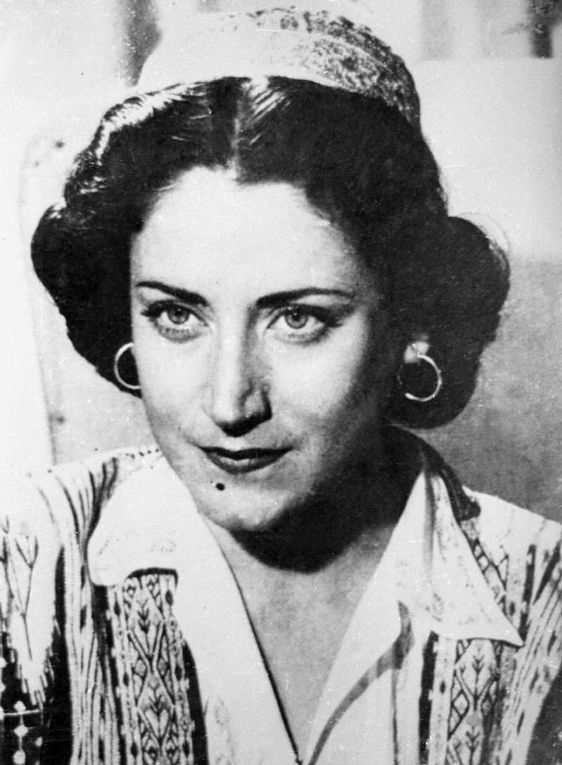 Asmahan, Singer-actress, 1944