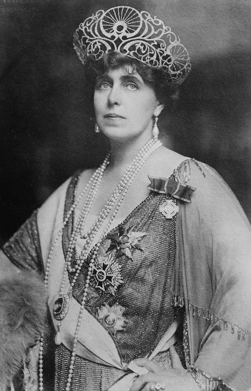 Queen Marie of Romania, Monarch & wartime nurse, 1938