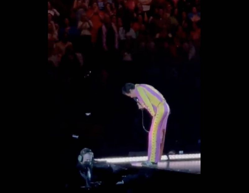 Harry Styles' Microphone Mishap