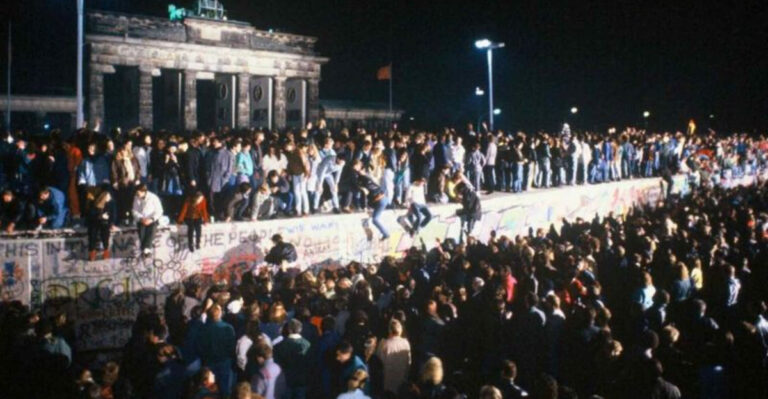 “Tear Down This Wall!” – 15 Powerful Facts About What It Was Really Like the Day the Berlin Wall Fell