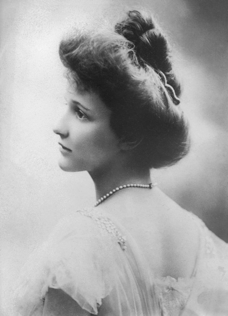 The Gibson Girl Updo (1900s)