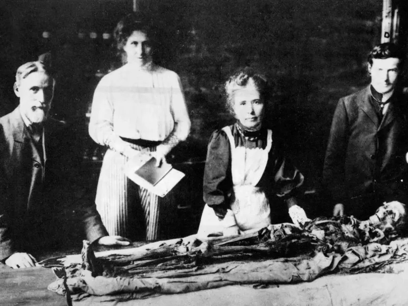 Mummy Unwrapping Parties (Victorian Era) ⚰️